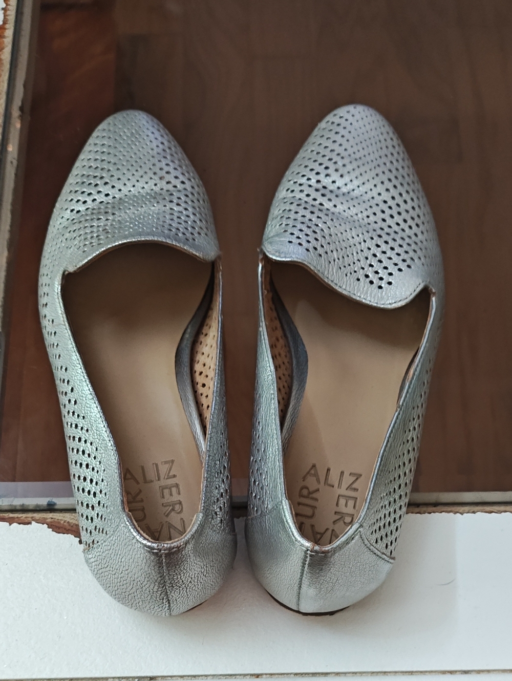 Naturalizer Silver Perforated Leather Women’s Loafers Sz 6
